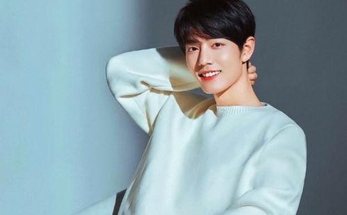 肖战躲被子里吃瓜视频,萌态十足引网友热议