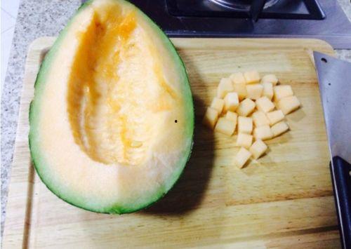 有关吃哈密瓜视频大全,视频大全带你领略瓜果飘香