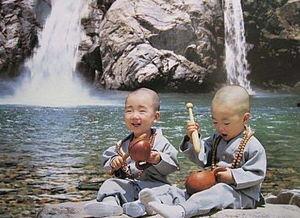 二个和尚吃瓜视频,二和尚共品夏日清凉