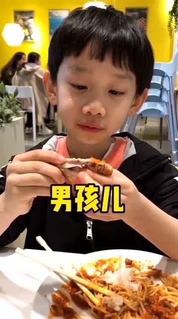 山东吃角瓜小男孩视频播放,这吃法太地道了！