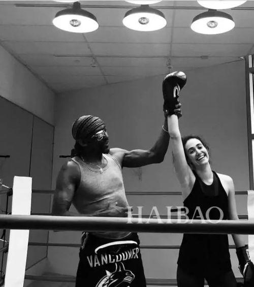 贝克汉姆大儿子吃瓜视频,萌态十足引网友热议